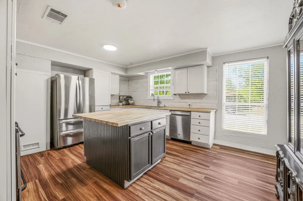 733 S Austin Street De Leon, TX 76444