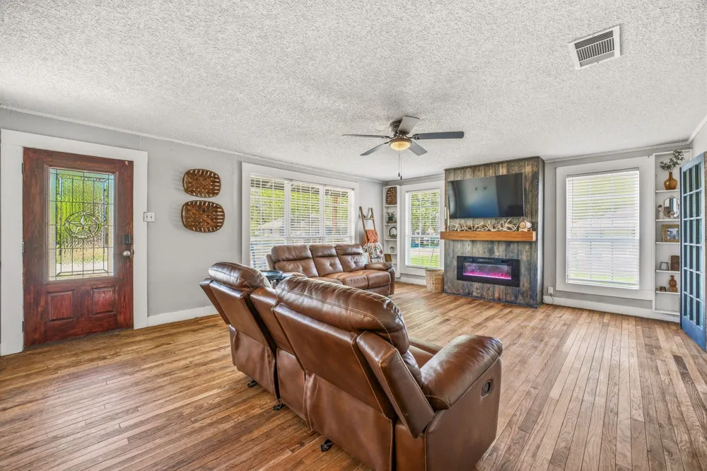 733 S Austin Street De Leon, TX 76444