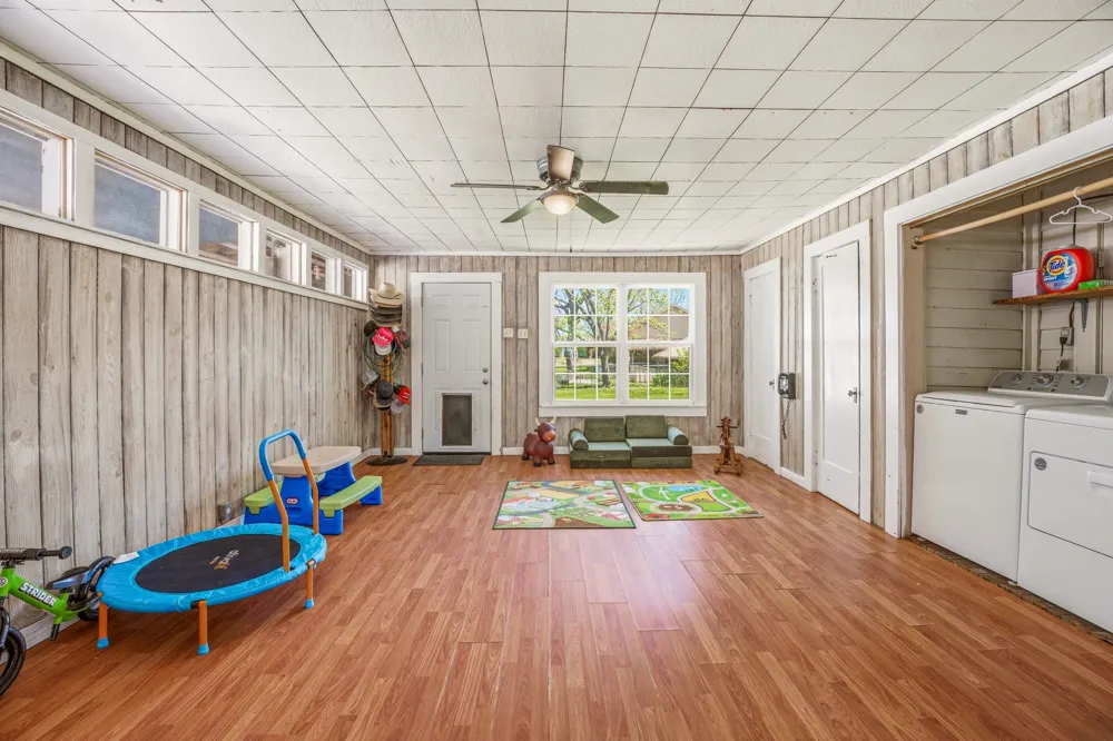 733 S Austin Street De Leon, TX 76444