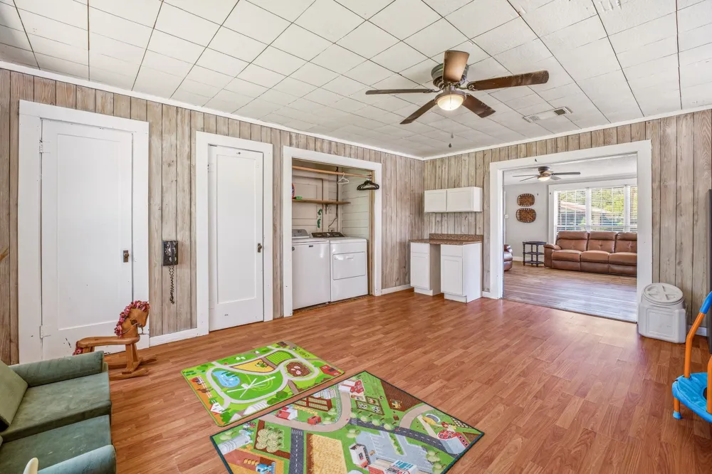 733 S Austin Street De Leon, TX 76444