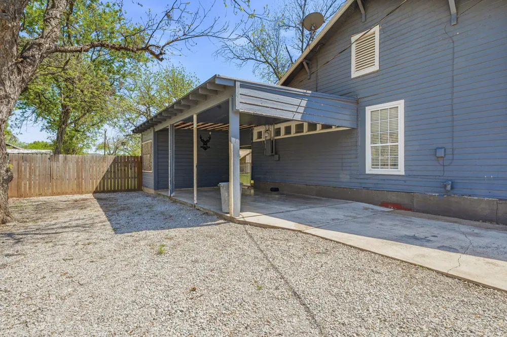 733 S Austin Street De Leon, TX 76444
