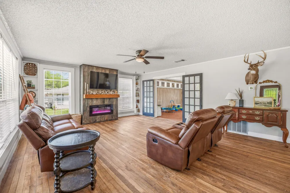 733 S Austin Street De Leon, TX 76444