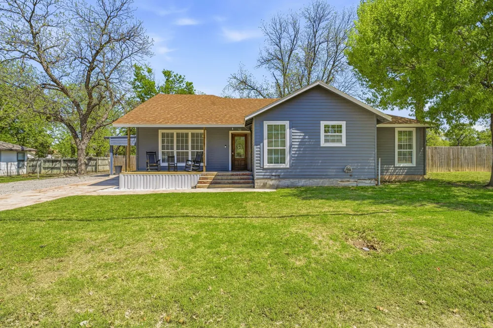 733 S Austin Street De Leon, TX 76444