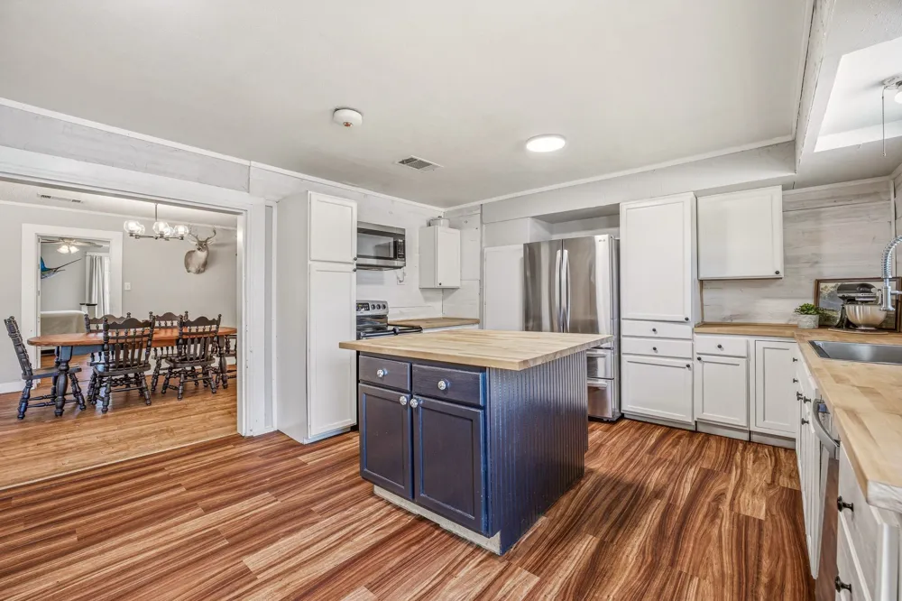 733 S Austin Street De Leon, TX 76444