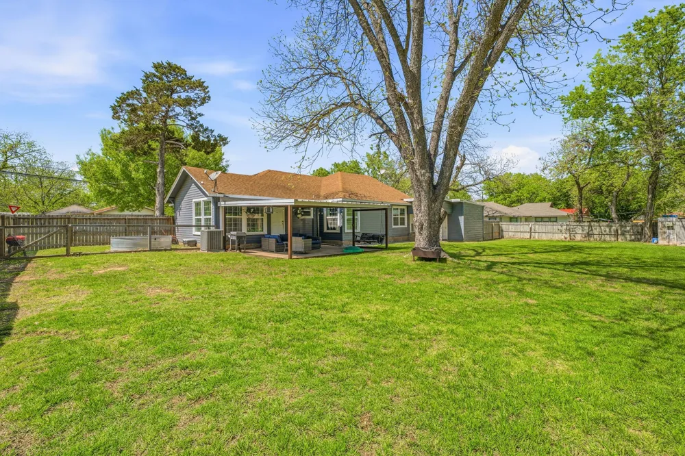 733 S Austin Street De Leon, TX 76444