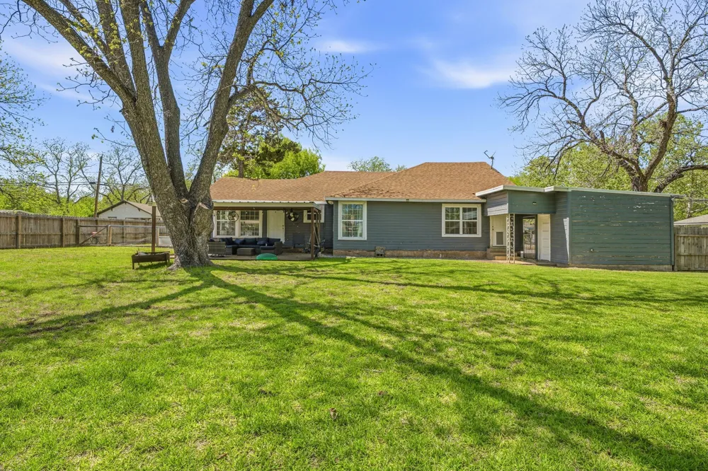 733 S Austin Street De Leon, TX 76444