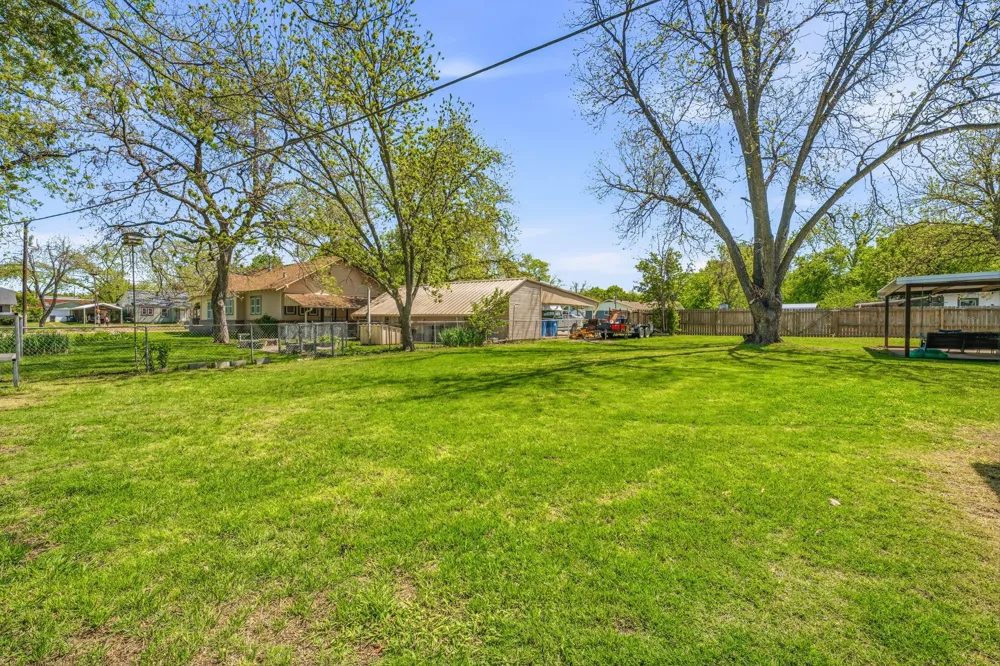733 S Austin Street De Leon, TX 76444