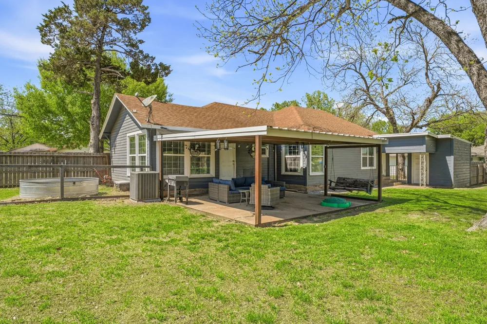 733 S Austin Street De Leon, TX 76444