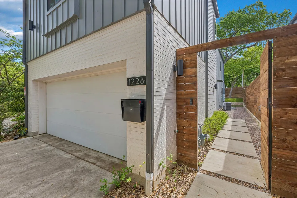 1228 Haines Avenue Dallas, TX 75208