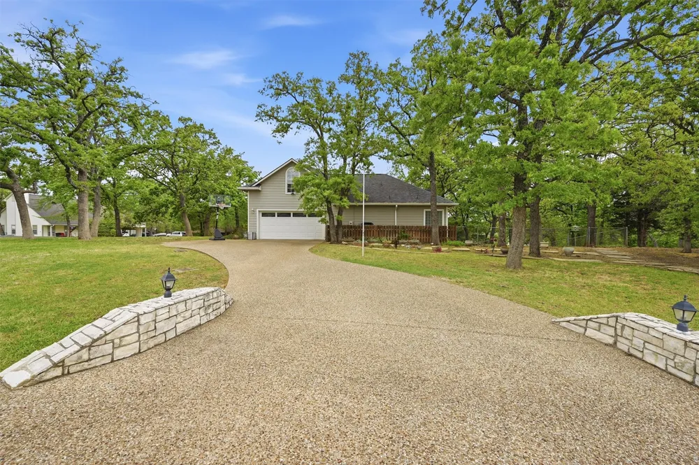 106 Shoshone Drive Lake Kiowa, TX 76240