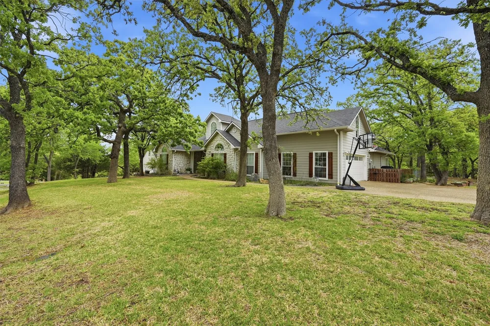106 Shoshone Drive Lake Kiowa, TX 76240
