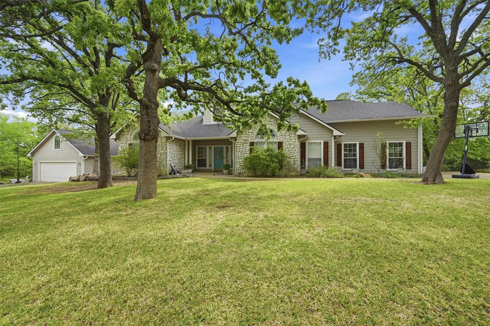 106 Shoshone Drive Lake Kiowa, TX 76240