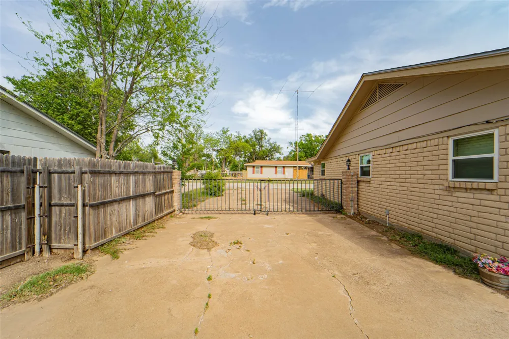 201 Westwood Street Breckenridge, TX 76424