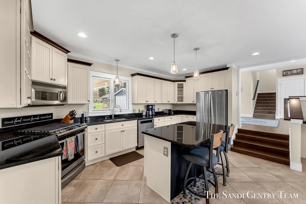 7 Circle Drive Fruitport, MI 49415