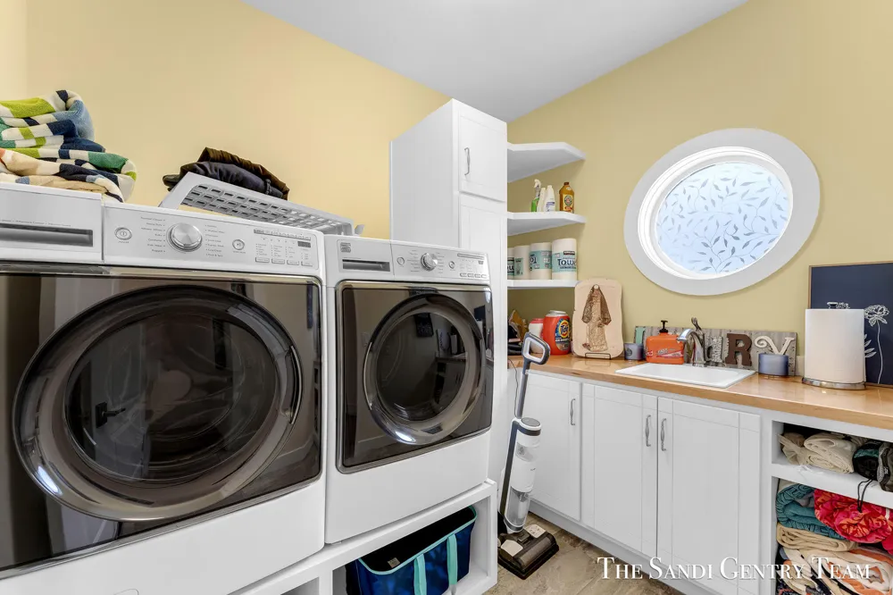 7 Circle Drive Fruitport, MI 49415