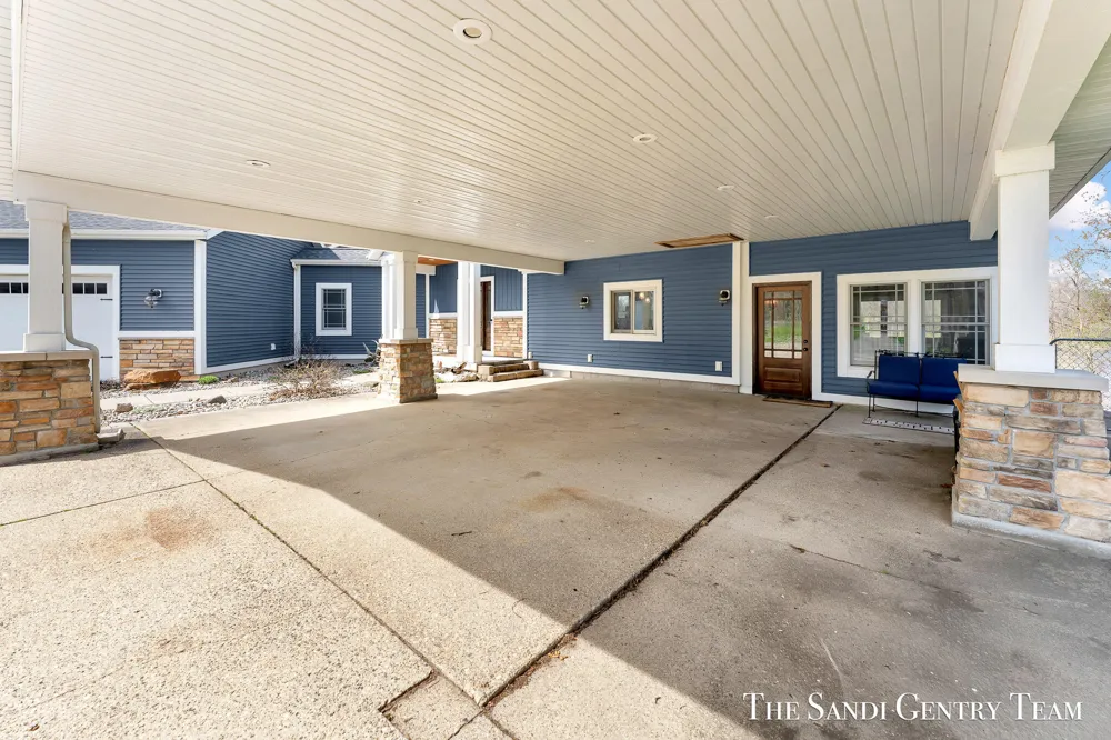7 Circle Drive Fruitport, MI 49415