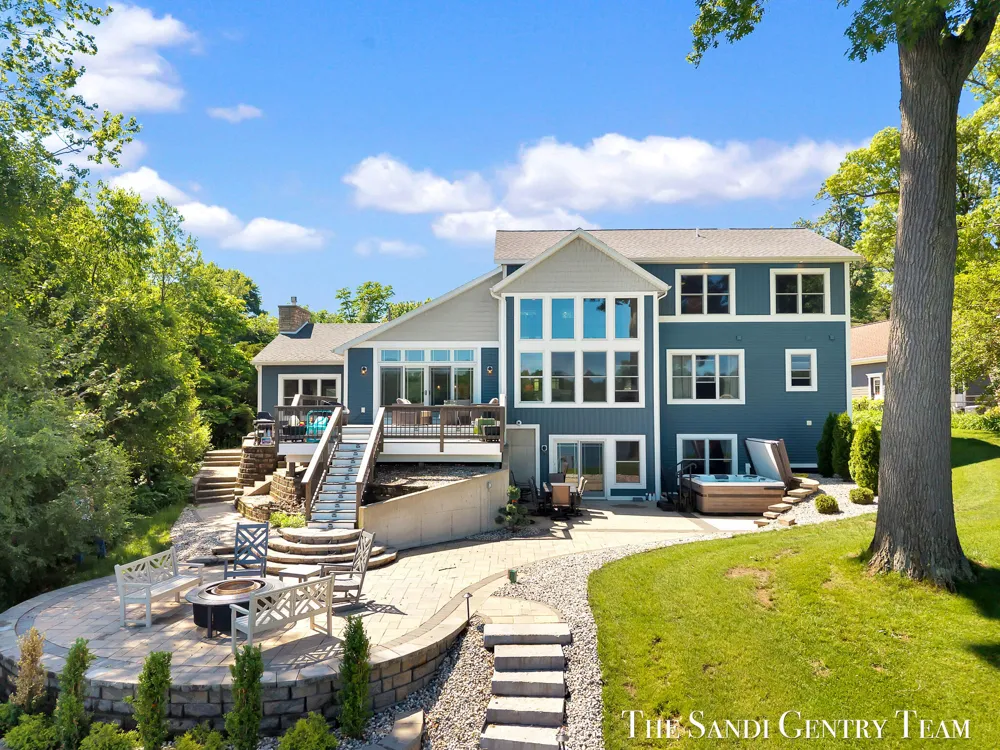 7 Circle Drive Fruitport, MI 49415
