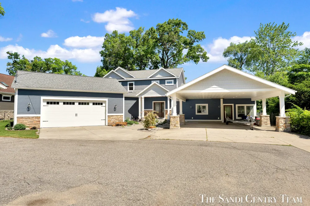 7 Circle Drive Fruitport, MI 49415
