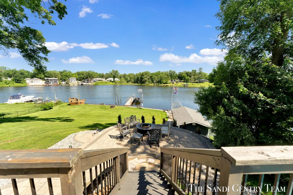 7 Circle Drive Fruitport, MI 49415