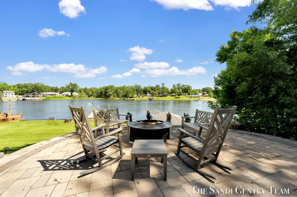 7 Circle Drive Fruitport, MI 49415