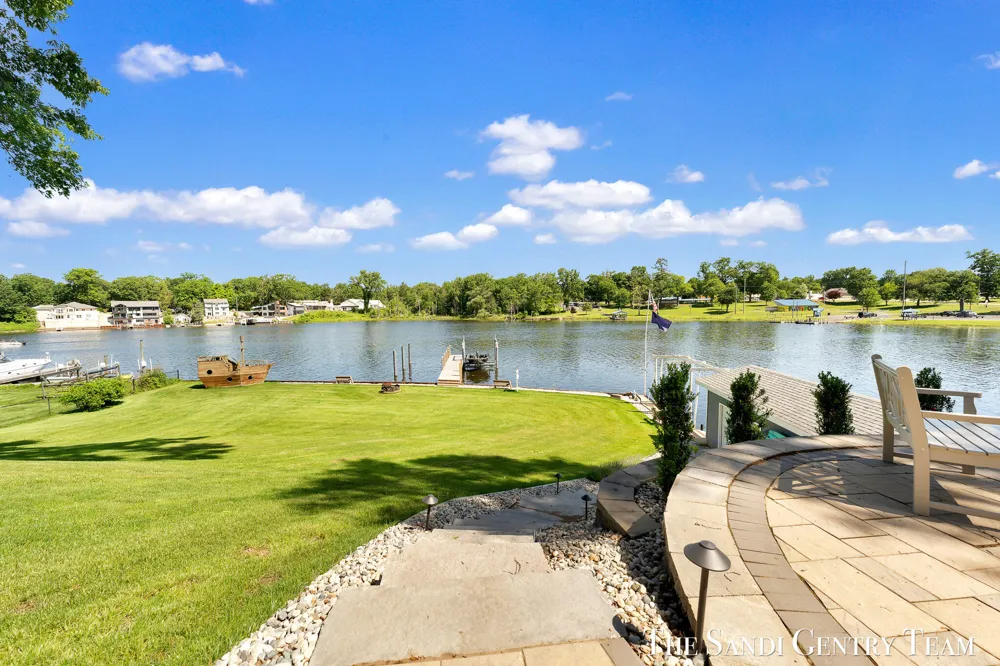 7 Circle Drive Fruitport, MI 49415