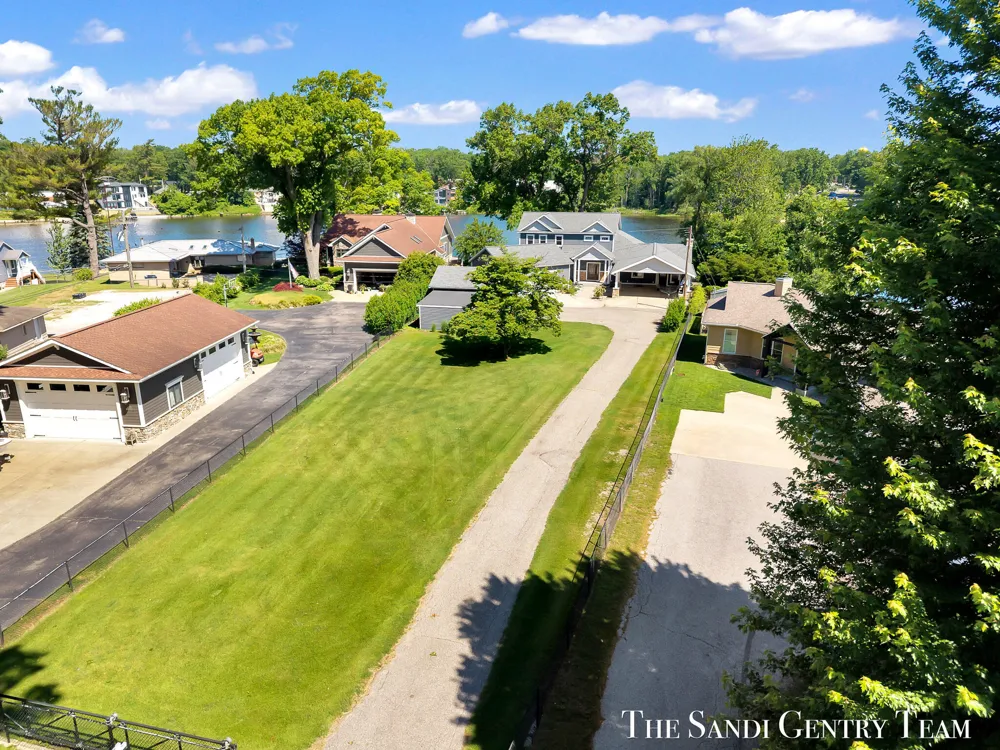 7 Circle Drive Fruitport, MI 49415
