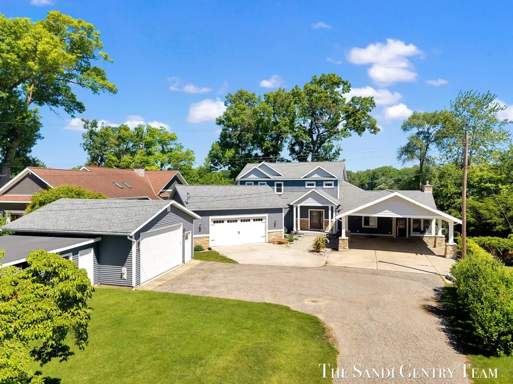 7 Circle Drive Fruitport, MI 49415