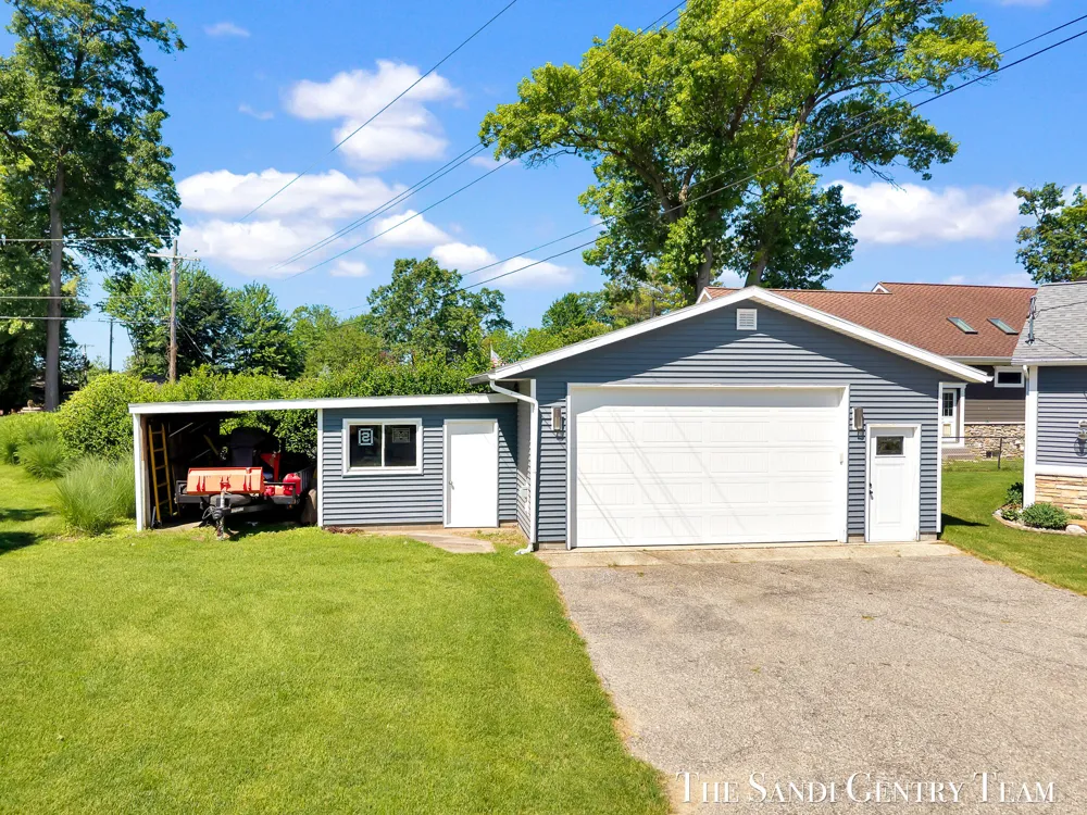7 Circle Drive Fruitport, MI 49415
