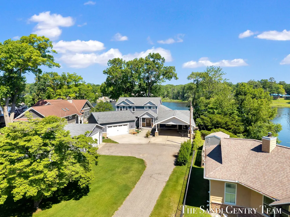 7 Circle Drive Fruitport, MI 49415