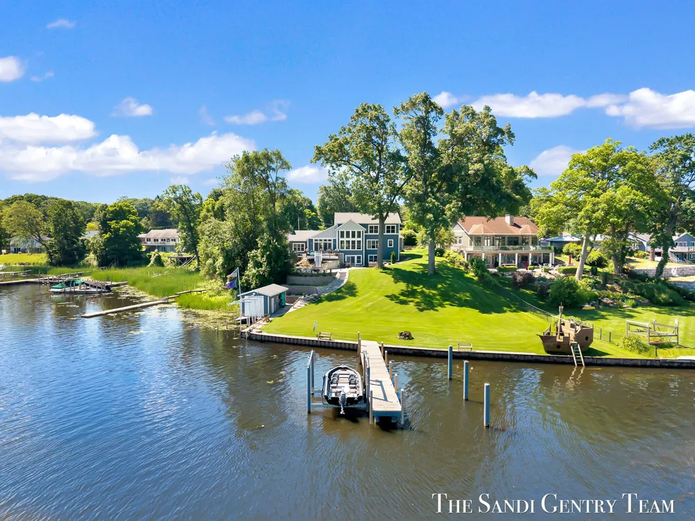 7 Circle Drive Fruitport, MI 49415