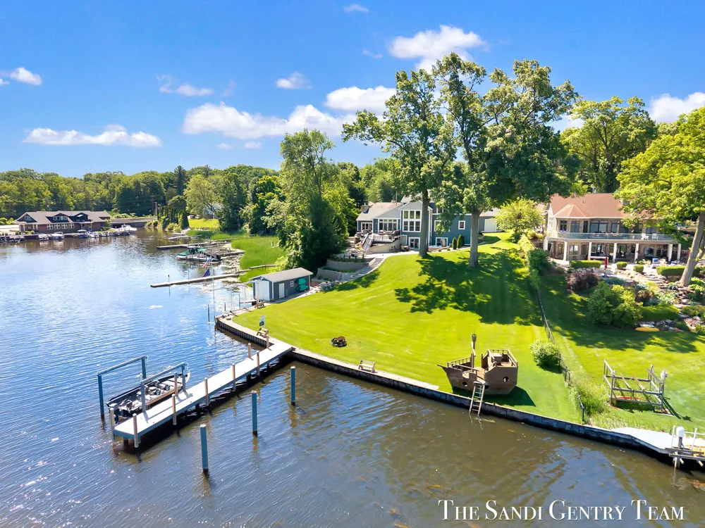 7 Circle Drive Fruitport, MI 49415