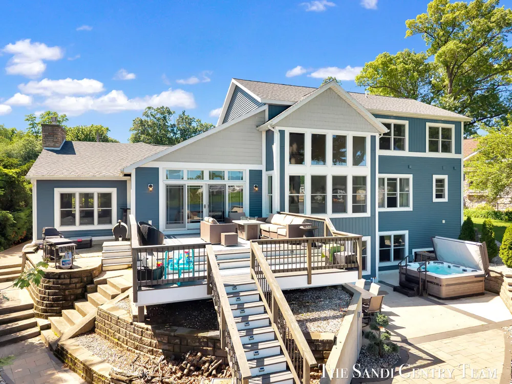 7 Circle Drive Fruitport, MI 49415