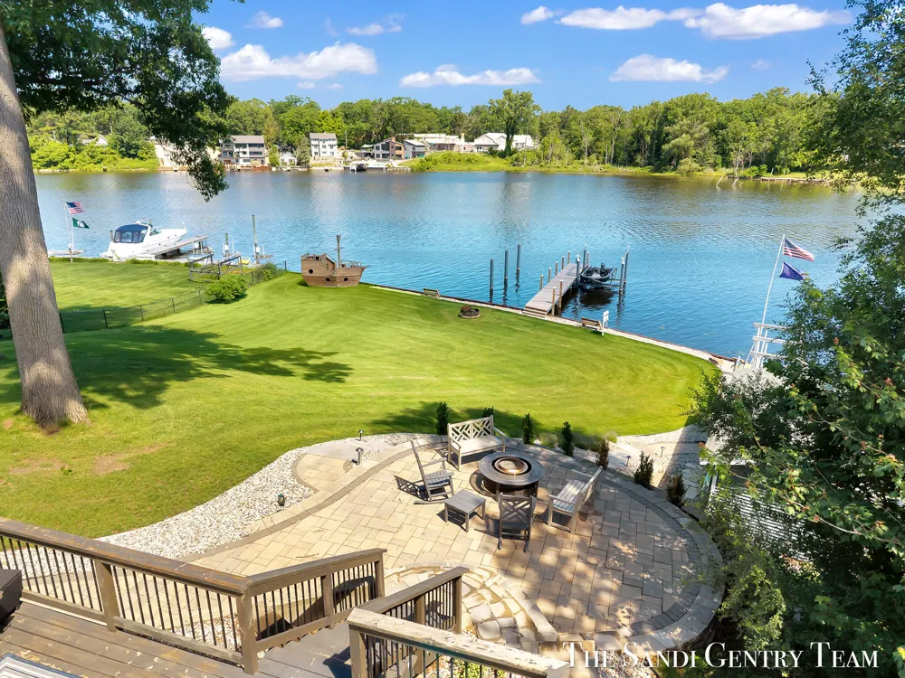 7 Circle Drive Fruitport, MI 49415