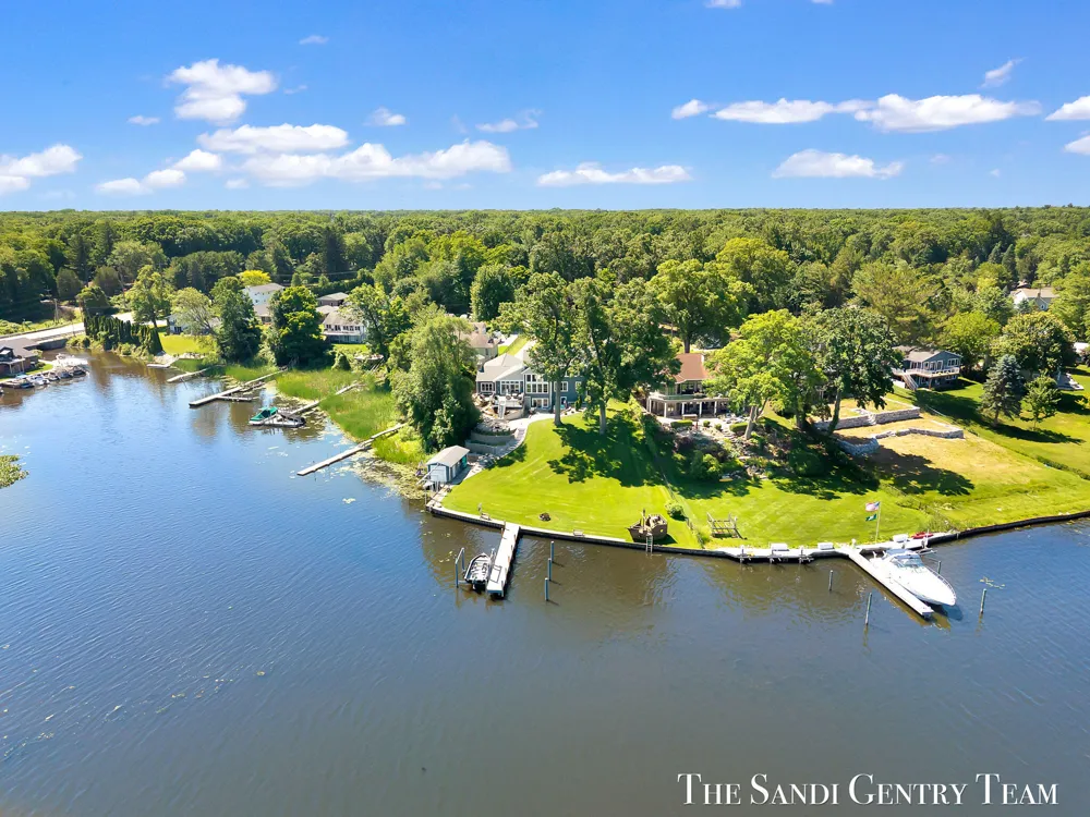 7 Circle Drive Fruitport, MI 49415