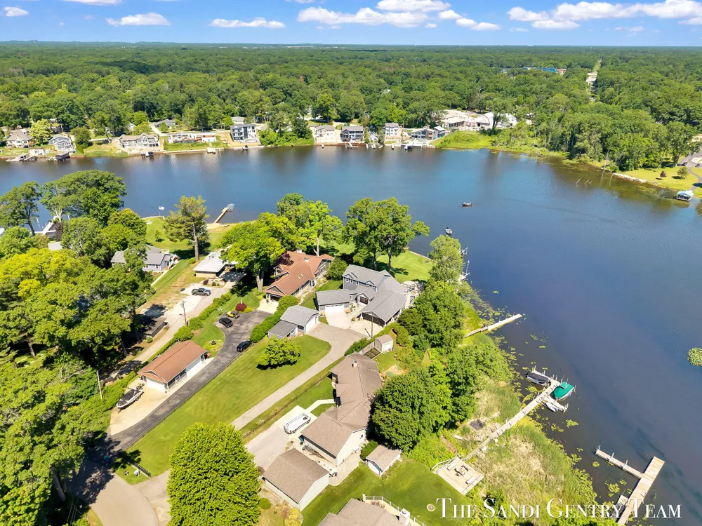 7 Circle Drive Fruitport, MI 49415