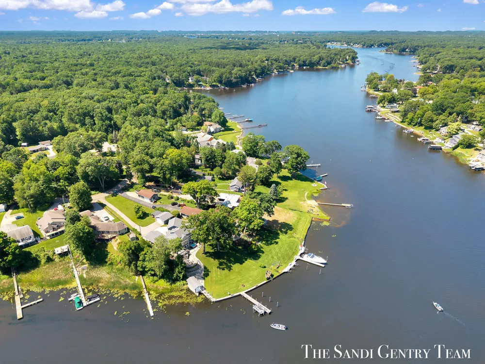 7 Circle Drive Fruitport, MI 49415
