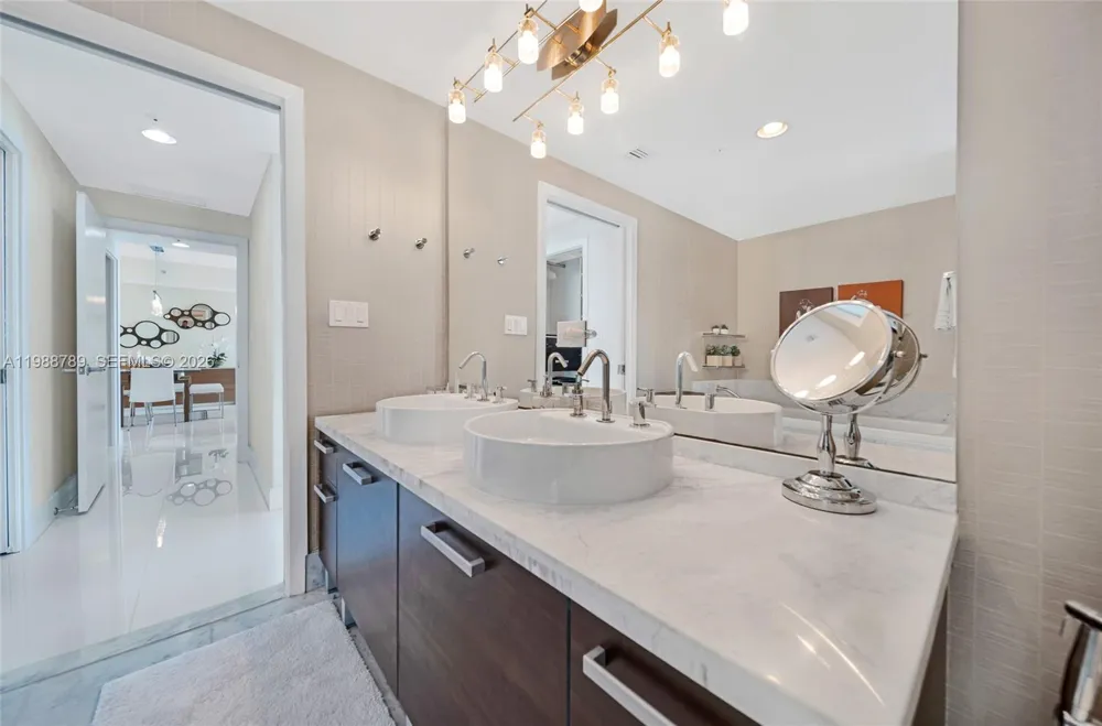 253 NE 2nd St #1109 Miami, FL 33132