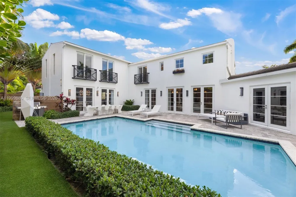 2887 Pine Tree Dr Miami Beach, FL 33140