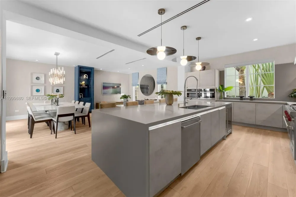 2887 Pine Tree Dr Miami Beach, FL 33140
