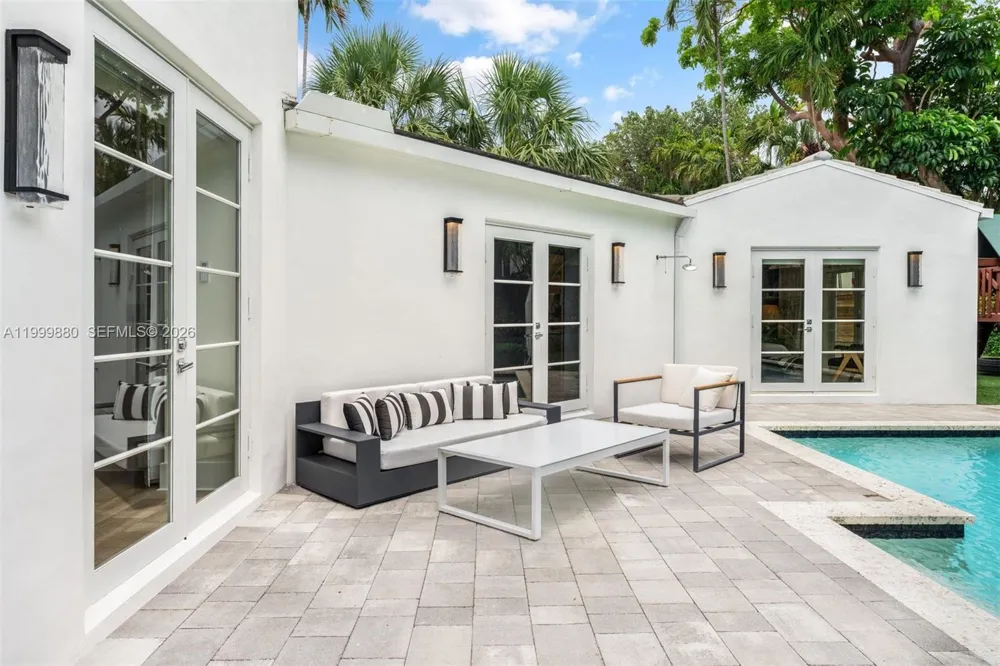 2887 Pine Tree Dr Miami Beach, FL 33140