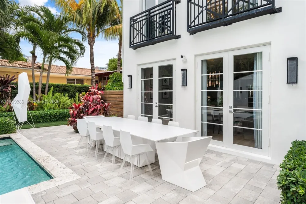 2887 Pine Tree Dr Miami Beach, FL 33140
