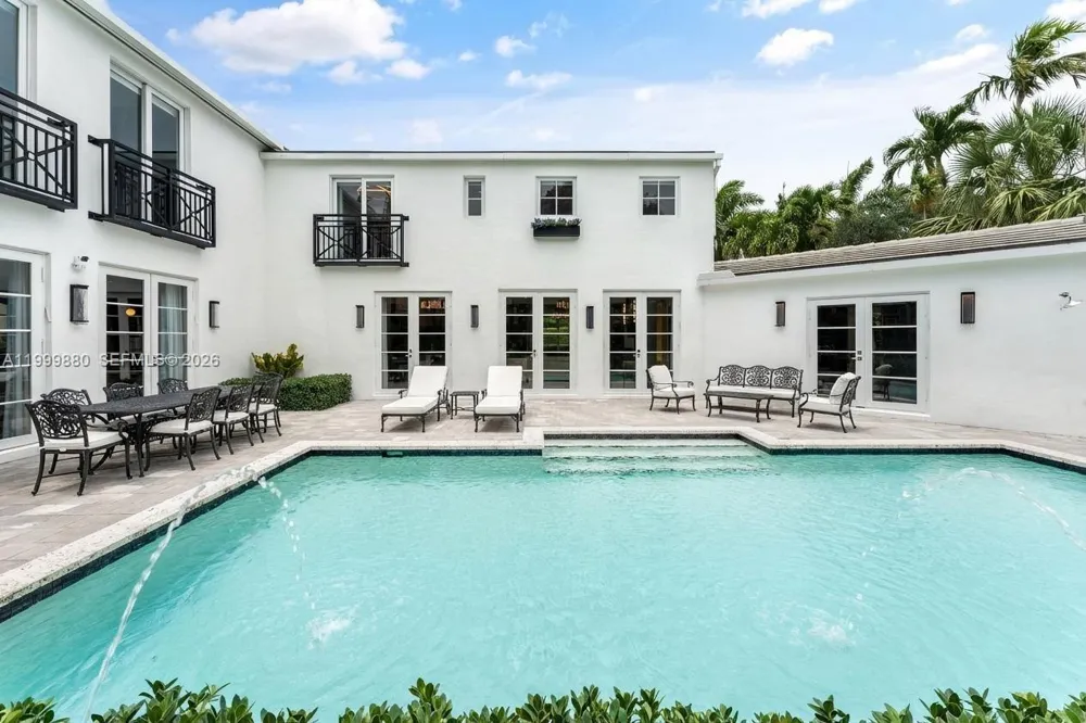 2887 Pine Tree Dr Miami Beach, FL 33140