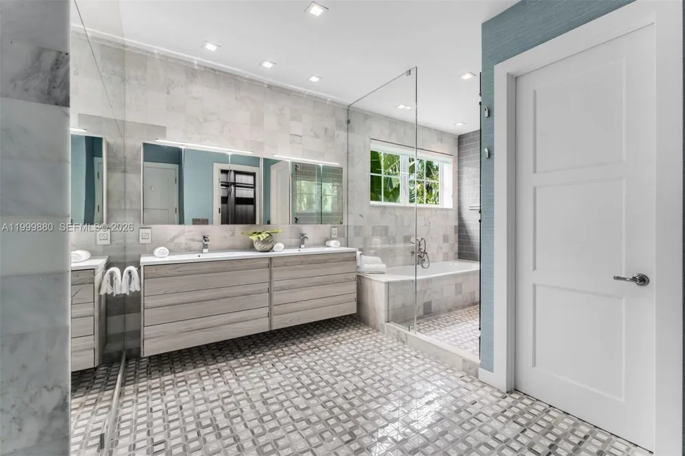 2887 Pine Tree Dr Miami Beach, FL 33140
