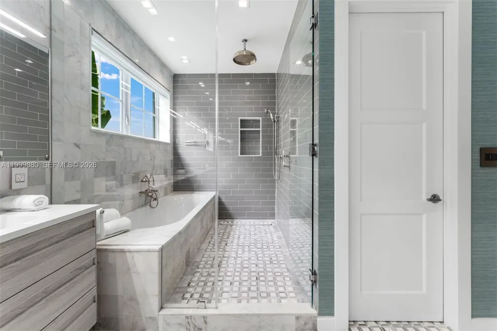 2887 Pine Tree Dr Miami Beach, FL 33140