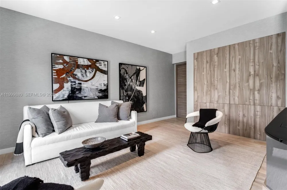 2887 Pine Tree Dr Miami Beach, FL 33140