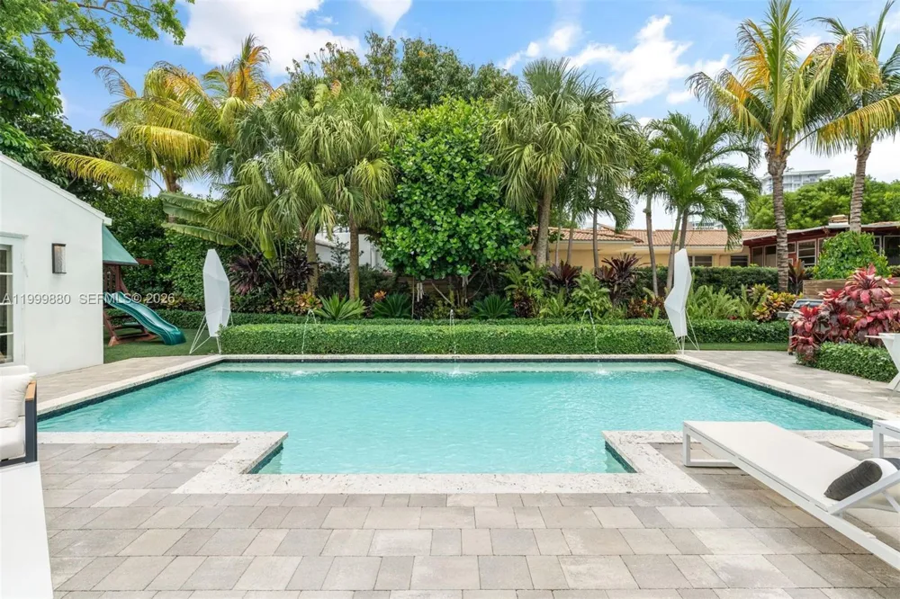 2887 Pine Tree Dr Miami Beach, FL 33140