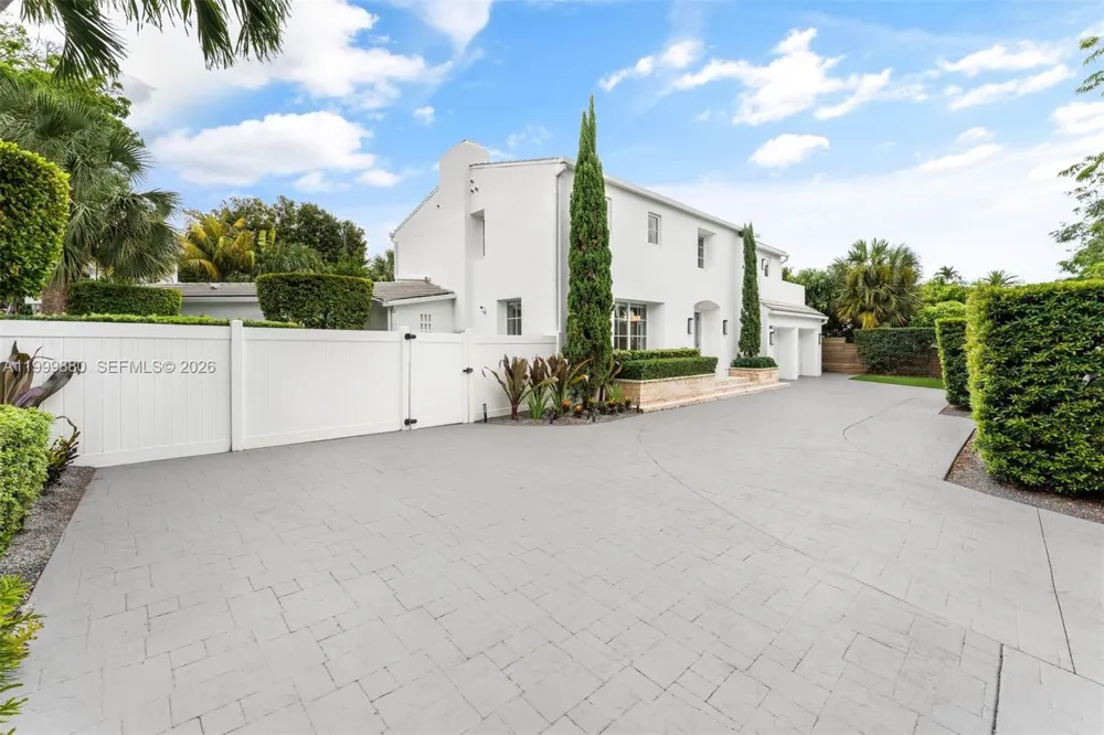 2887 Pine Tree Dr Miami Beach, FL 33140