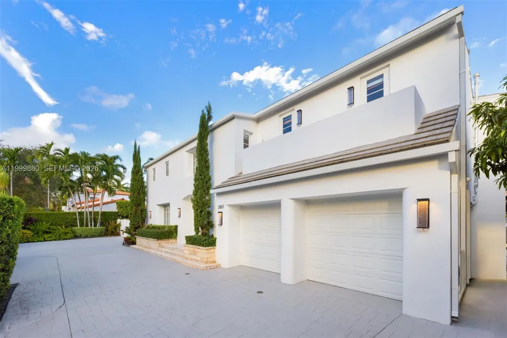 2887 Pine Tree Dr Miami Beach, FL 33140