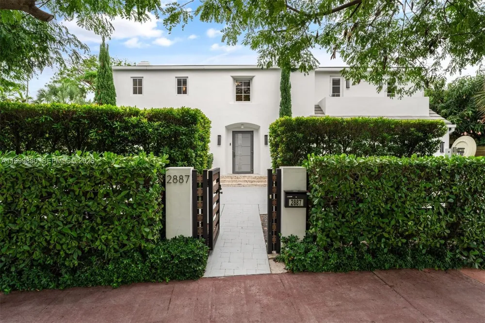 2887 Pine Tree Dr Miami Beach, FL 33140