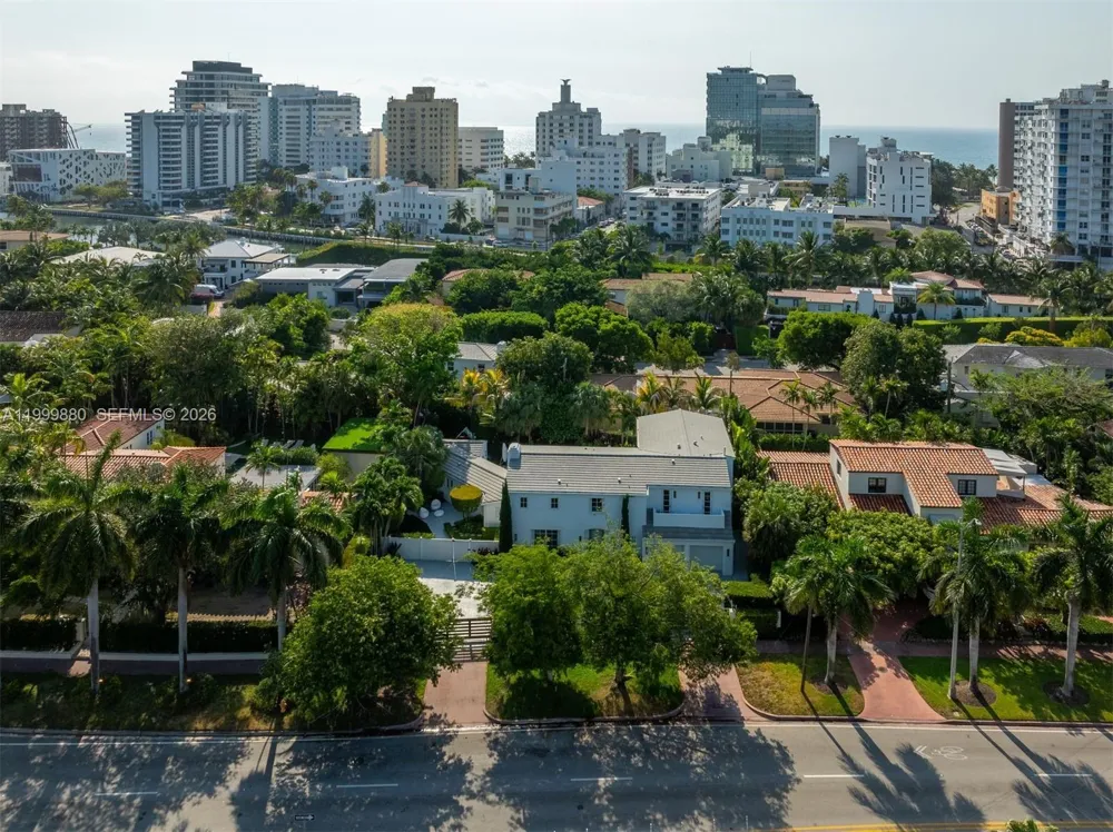 2887 Pine Tree Dr Miami Beach, FL 33140